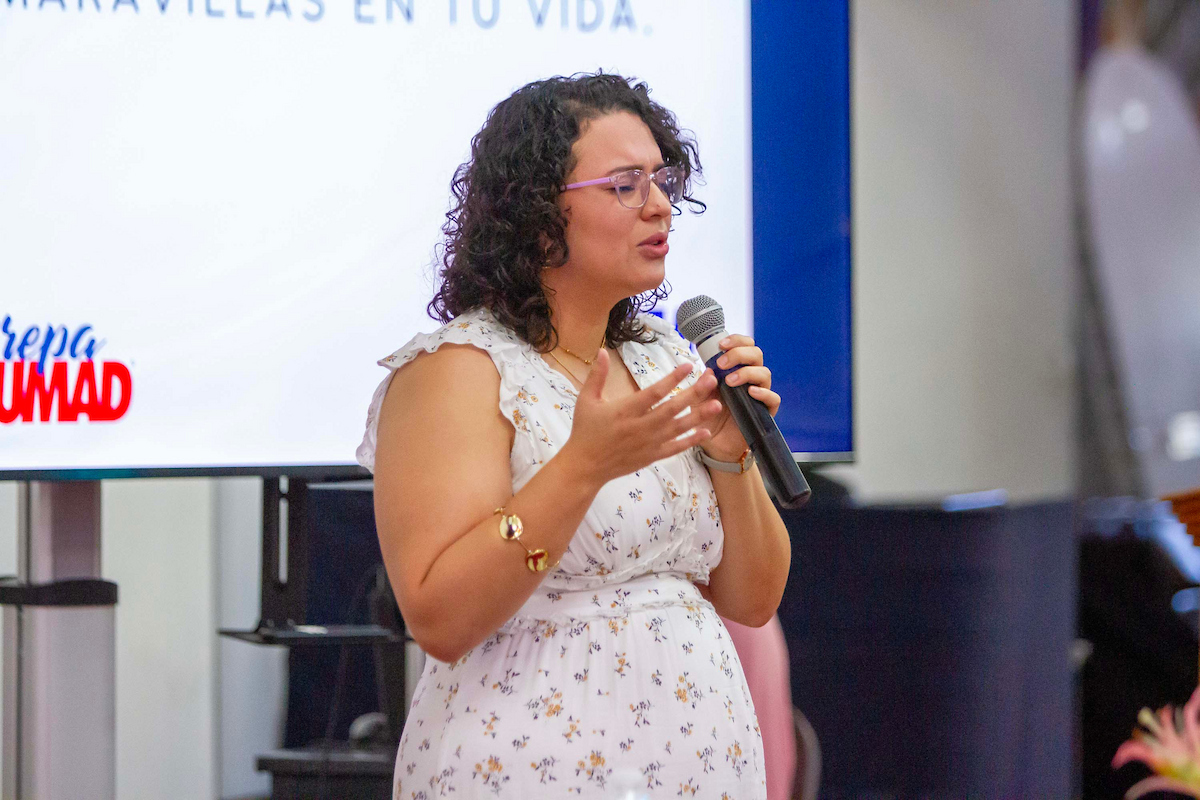 Puebla, Pue. Viernes 5 de septiembre, 2025.-El Sistema Educativo Madero celebró el culto de inicio, para dar la bienvenida a estudiantes, planta docente y directivos al ciclo escolar 2025-2026. Durante la ceremonia, se presentó a Ruth Mendoza como nueva enlace de vida estudiantil, quien dirigió una oración por quienes conforman la institución. (Foto: Mariana Del Villar Flores)