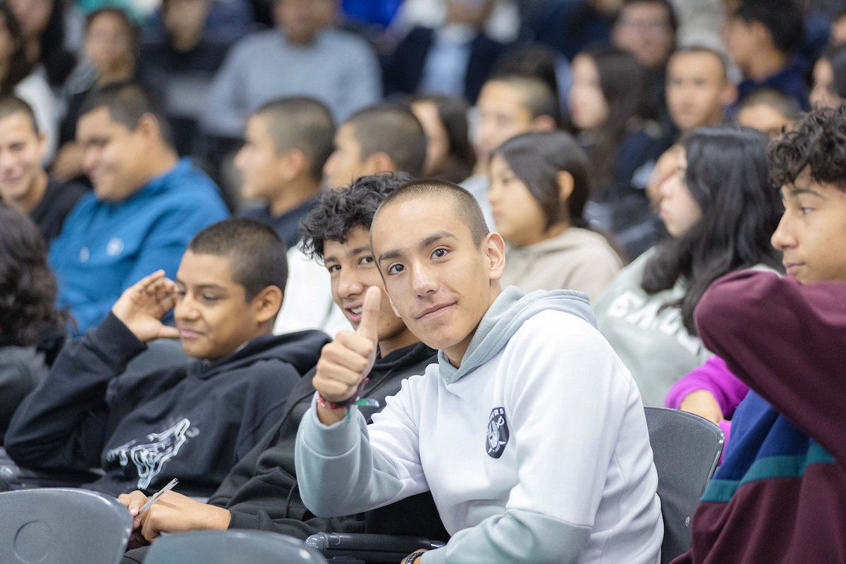 San Andrés Cholula, Pue. Lunes, 20 de octubre, 2025.- Brisa Aranda impartió la conferencia “Equilibrio emocional y gestión del estrés en adolescentes” a estudiantes de la Prepa UMAD Zavaleta, donde explicó que el estrés es una reacción natural que permite adaptarse a situaciones difíciles y subrayó la importancia de reconocer sus señales para cuidar el bienestar físico y emocional. (Foto: Juan Carlos Sánchez Díaz)