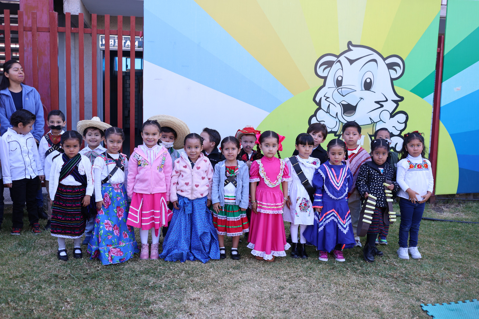 Niños de Preescolar del IMM Zavaleta celebran la Revolución Mexicana con una entrañable sesión fotográfica conmemorativa