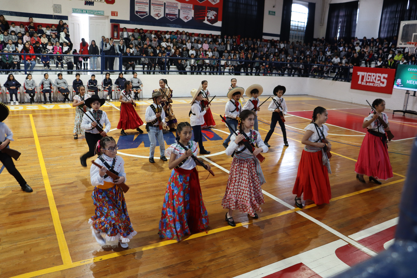 Primaria Centro conmemora el 20 de noviembre con una emotiva ceremonia cívica en honor a la Revolución Mexicana
