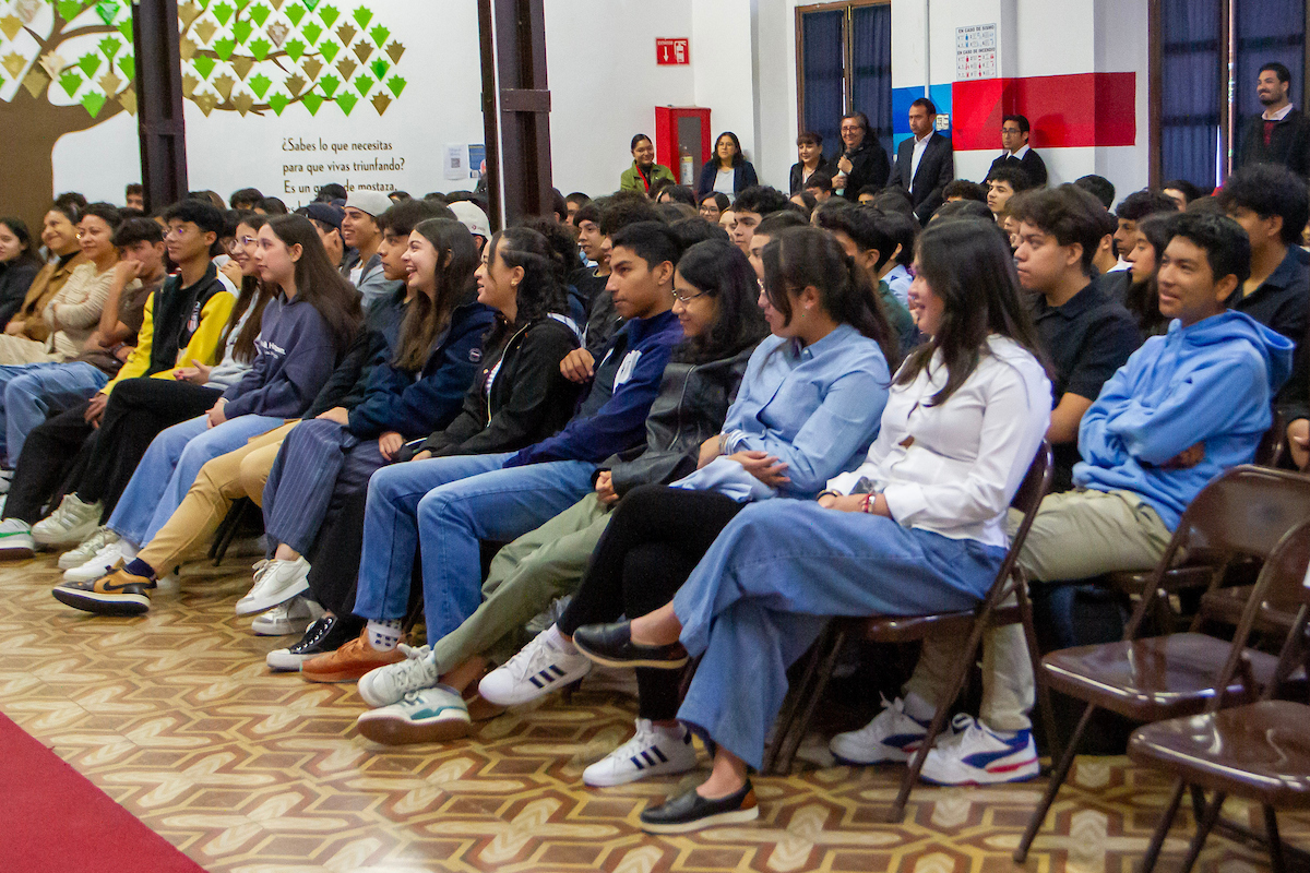 Puebla, Pue. Jueves, 4 de diciembre, 2025.- En el IMM Centro se impartió una conferencia para estudiantes de Prepas UMAD, donde Isaac Burguette habló sobre la vocación y las habilidades CORE —Capacidad, Orden, Relación y Expansión— como elementos clave para el desarrollo profesional juvenil. (Foto: Mariana Del Villar Flores)