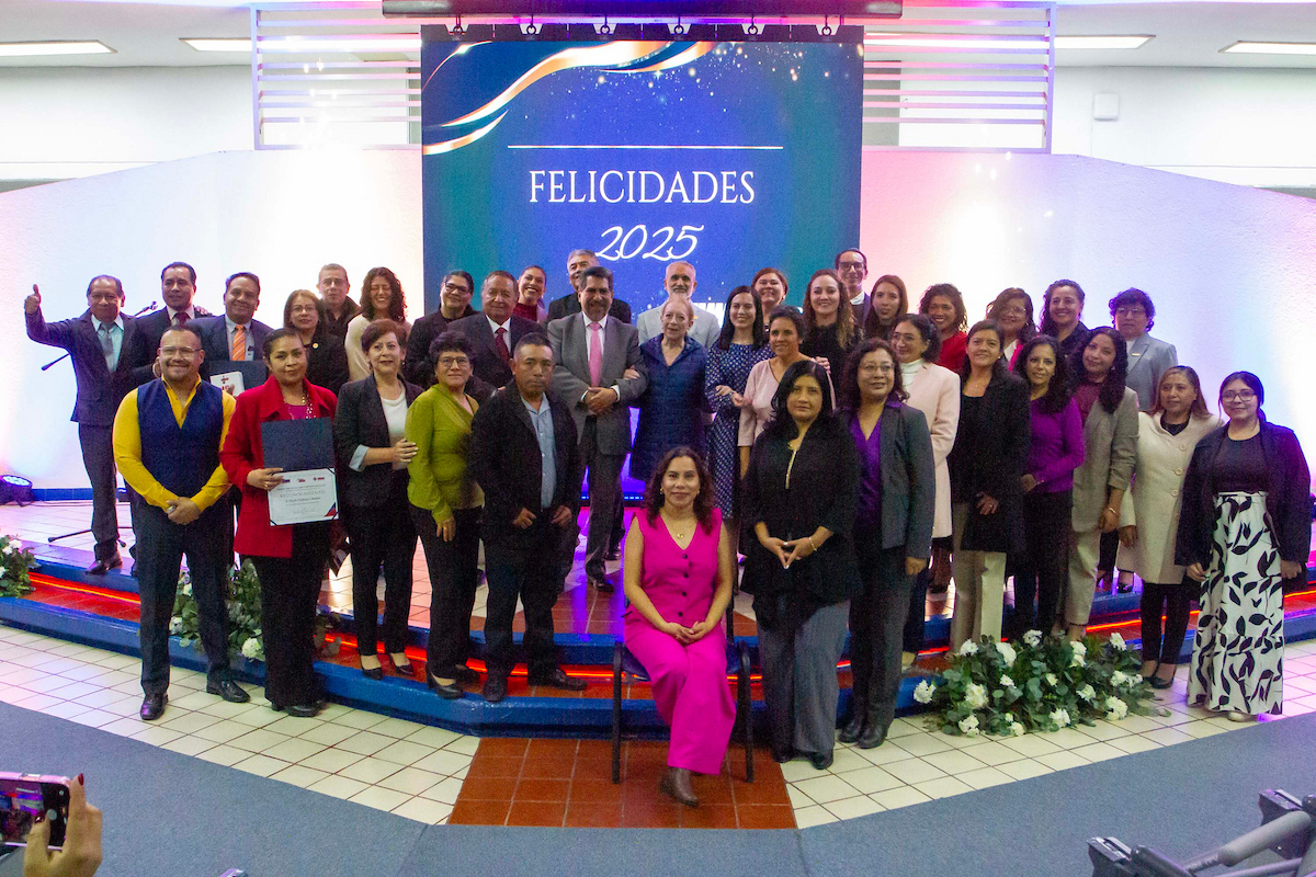 San Andrés Cholula, Pue. Martes, 9 de diciembre, 2025.- El Sistema Mexicano Madero reconoció a colaboradores con entre cinco y 40 años de servicio en los planteles Centro, Zavaleta y la Universidad Madero, distinguiendo a docentes y personal administrativo por su trayectoria educativa escolar. (Foto: Mariana Del Villar Flores)