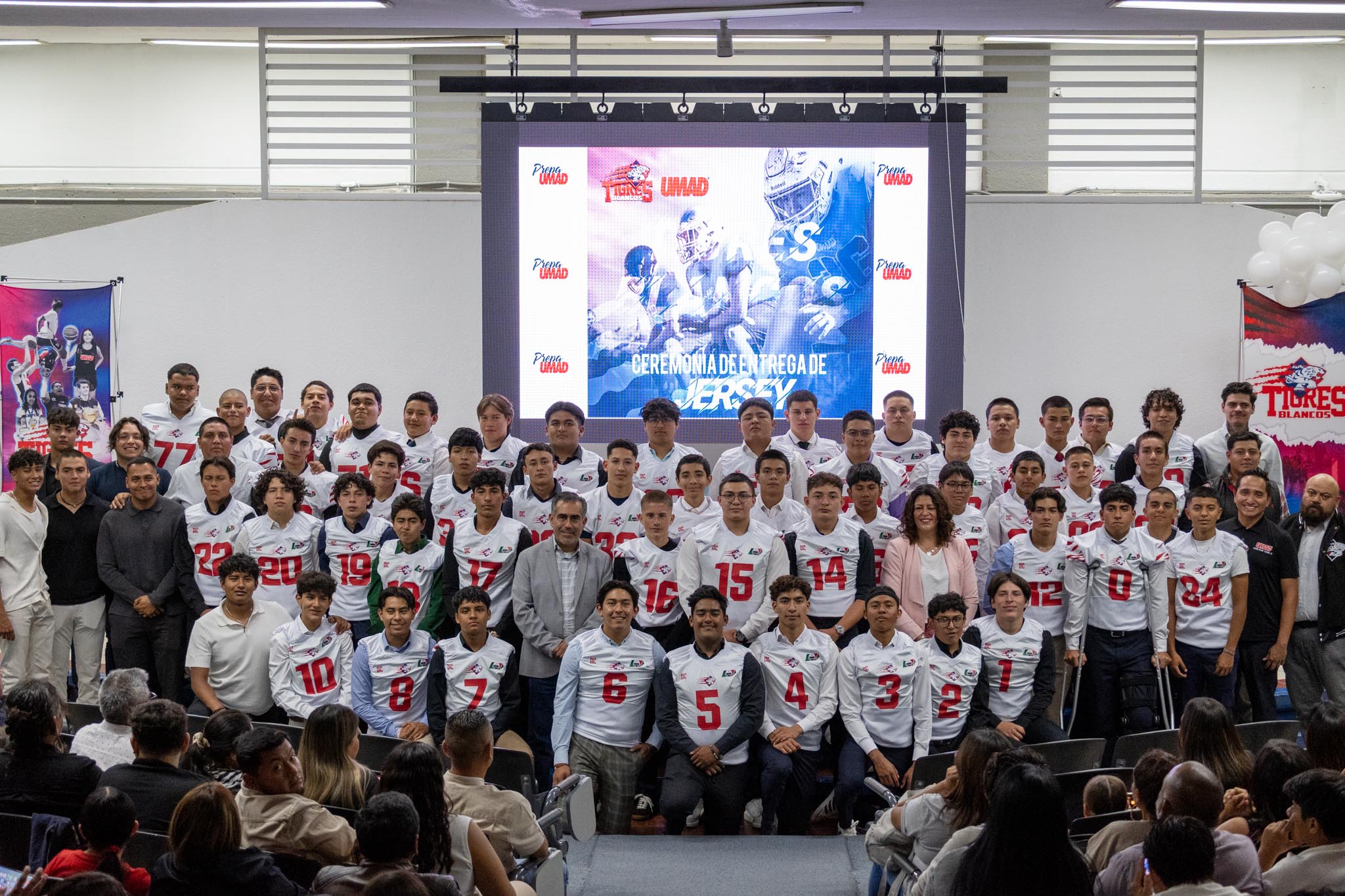 Entrega de jersey marca el inicio de una nueva temporada para Prepa UMAD