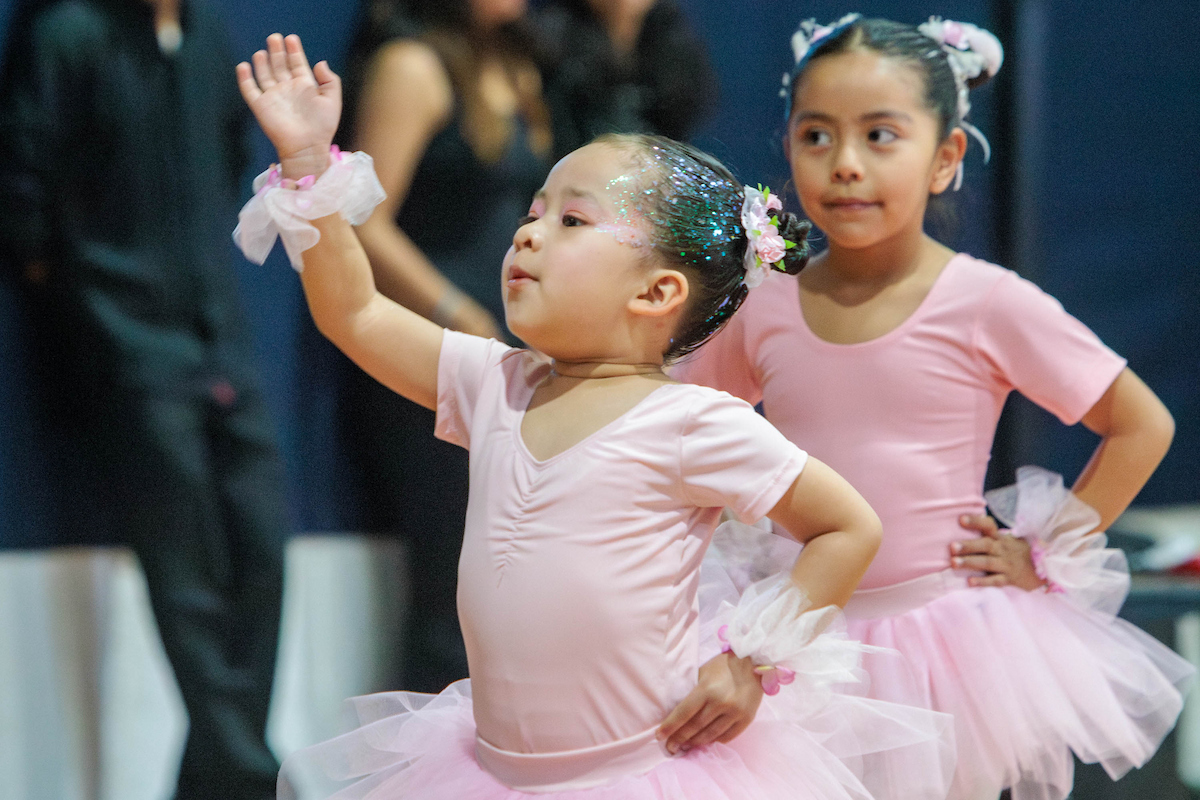 Puebla, Pue. Lunes 24 de marzo de 2026.- Alumnos de preescolar del Instituto Mexicano Madero durante su muestra de ballet, música y gimnasia ante padres de familia. (Foto: José Carlos Nájera Medel)
