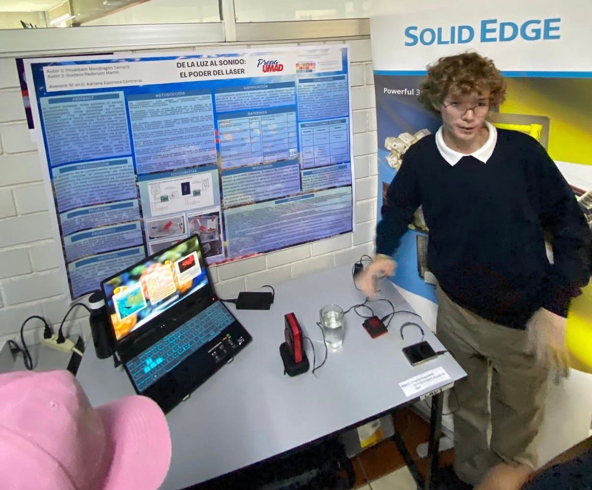Innovación que inspira: estudiante de Prepa UMAD Zavaleta presenta proyecto tecnológico en Expo Ingenierías UMAD