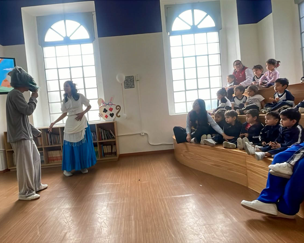 Estudiantes de Prepa UMAD despiertan la imaginación de preescolares mediante relatos infantiles