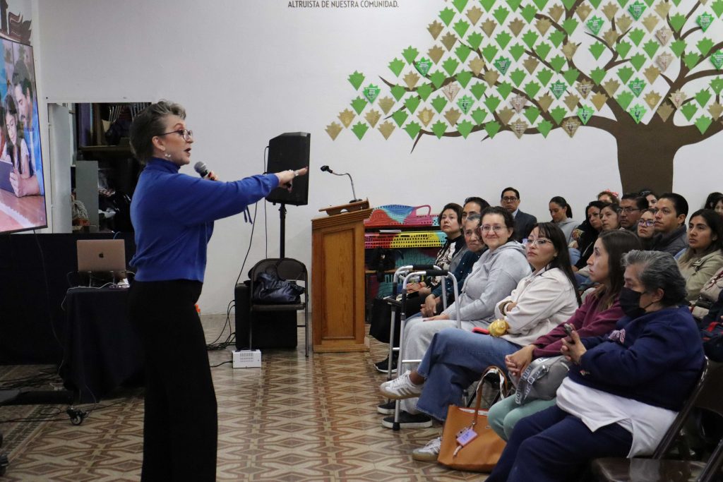 Padres de familia de Primaria IMM Plantel Centro adquieren herramientas de crianza consciente en taller Laudes