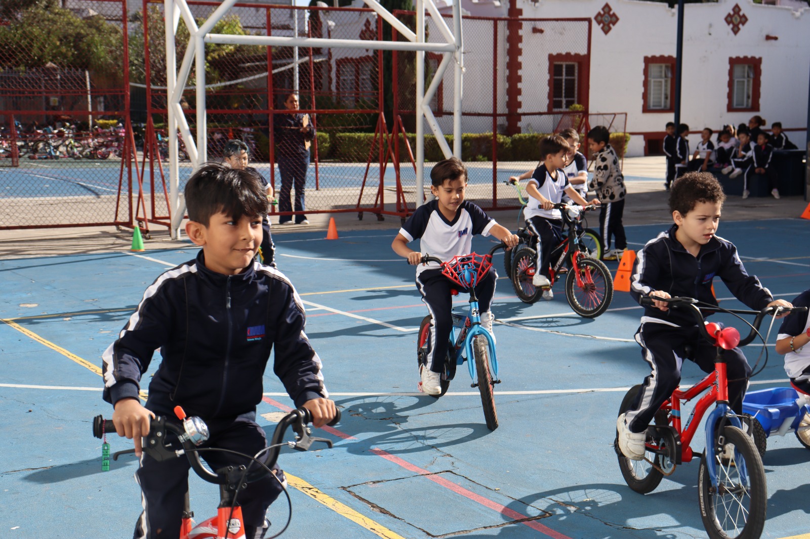 Alumnos de Primaria del IMM Plantel Centro ejercitan la seguridad vial sobre ruedas con la SSP